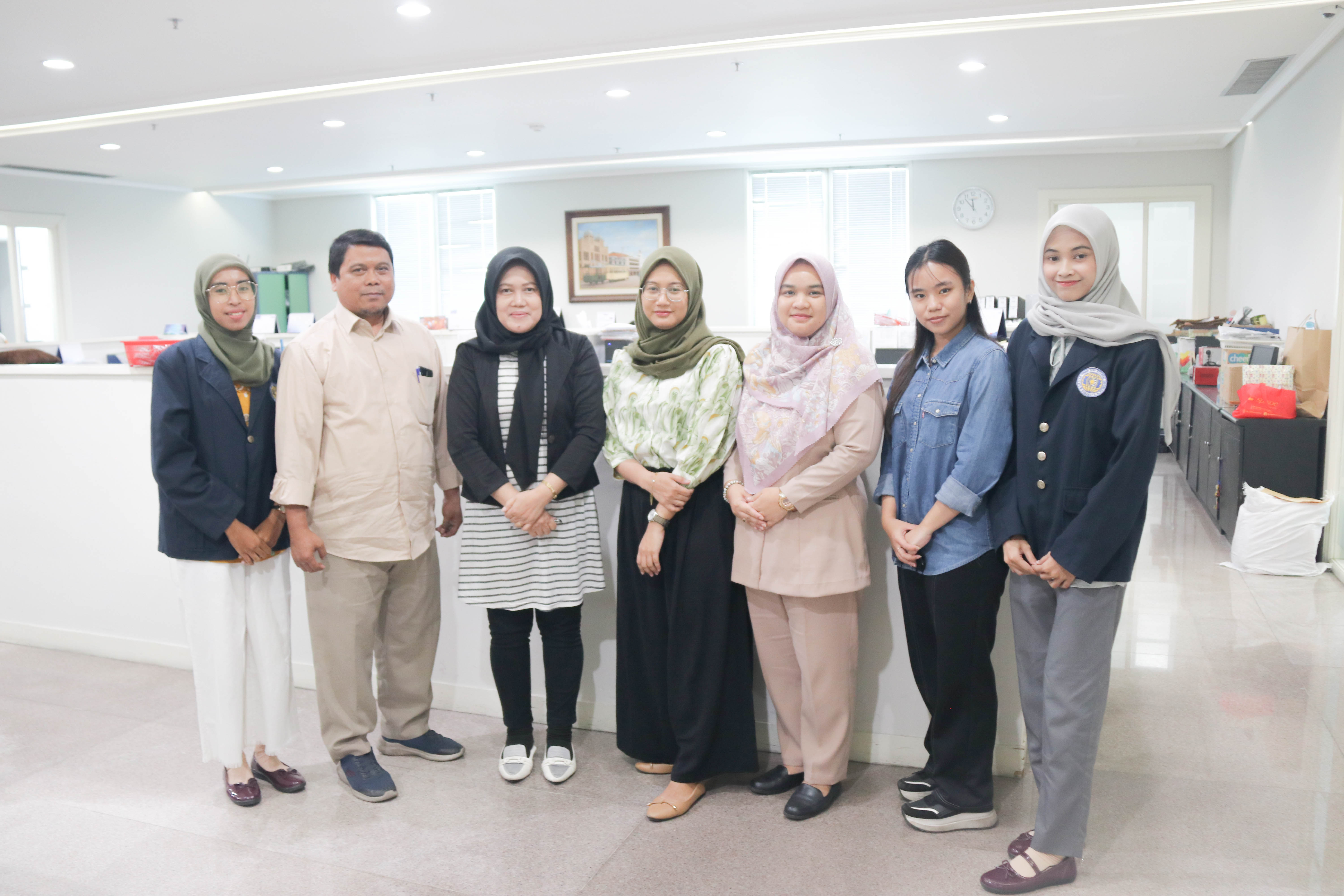 Selesai Magang, Mahasiswa STIESIA Dipisah Lepas Manajemen Pasar Turi Surabaya